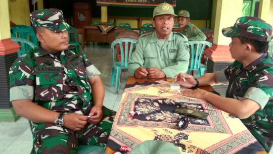 Babinsa Koramil 02 Jeruk Legi Berkoordinasi dengan Danton Linmas Cilibang dalam Pelaksanaan TMMD 106 Kodim Cilacap