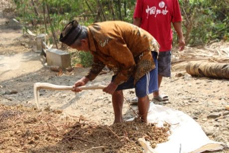 Walaupun Tua Renta, Mbah Sirun Semangat Membatu TMMD