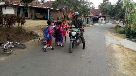 Canda, TNI Dengan Anak-anak Sepulang Sekolah