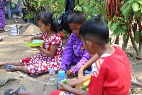Anak-Anak Juga Makan Bersama di Lokasi TMMD 106