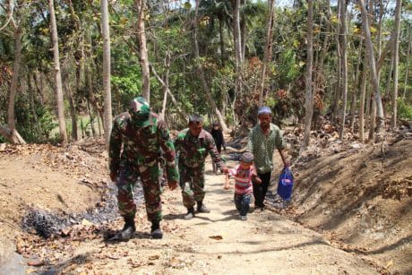 Menuju Sasaran TMMD 106 Kodim Cilacap,TNI dan Warga Lintasi Jalan Tanjakan