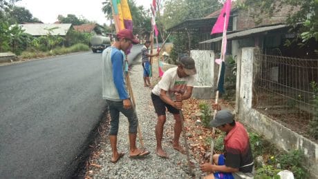 Luar Biasa, Warga Cilibang Kompak Pasang Umbul – Umbul