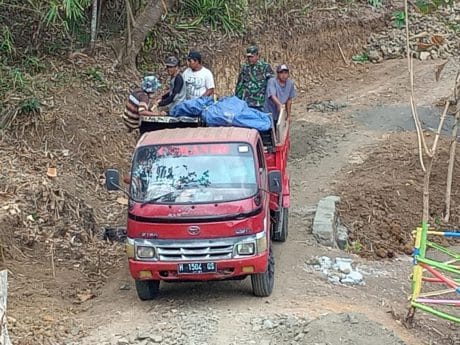 Danramil Jeruklegi Terus Pantau Material TMMD 106 Kodim Cilacap