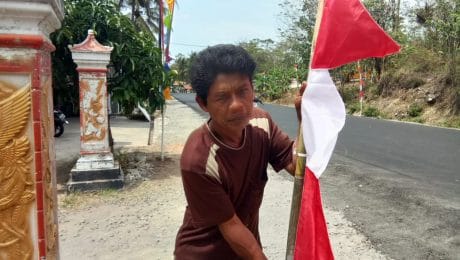 Narjan Pasang Umbul-Umbul Sambut Pembukaan TMMD 106 Kodim Cilacap