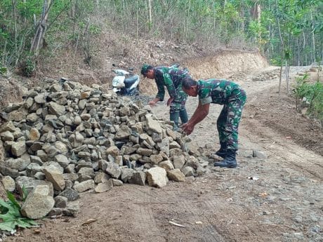 Material Menumpuk Halangi Jalan, Danramil 02 JerukLegi dan Anggota Turun Langsung Singkirkan Batu di Pra TMMD 106 Kodim Cilacap