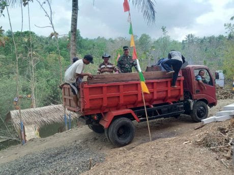 Mobil Pengangkut Material Terselip Saat Jalan Tanjakan di Pra TMMD 106 Kodim Cilacap
