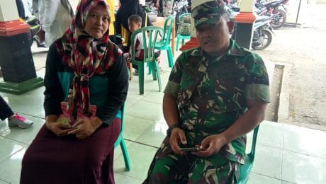 Danramil 02 Jeruklegi Kapten Inf Suwanto bersama dengan Kepala Desa Cilibang, meninjau Kegiatan Posyandu