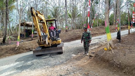 TNI turunkan Alat Berat Untuk Pekerjaan TMMD 106 Kodim Cilacap pada Pelebaran Jalan Di Desa Cilibang