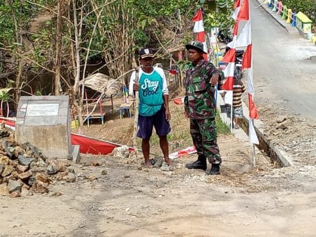 Sertu Jumadi bersama Kades Kaligintung Sedang Mengkondisikan Lapangan untuk Pembukaan TMMD 106 Kodim Cilacap