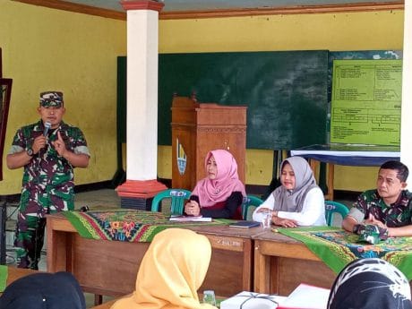 Dua Orang Personal TNI, berikan materi Wasbang di Pra TMMD 106 Kodim Cilacap