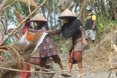 Si Mbah Ini Masih Bersemangat Bantu Pra TMMD 106 Kodim Cilacap