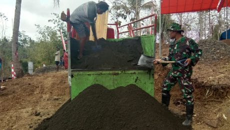 Sukseskan TMMD 106 Kodim Cilacap, Bongkar Pasir Juga Dilakukan TNI
