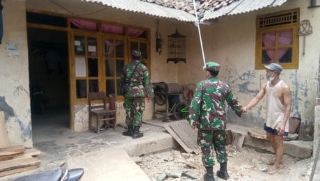 Personil TNI cek Kondisi Rumah Parmin Penerima RLTH, Untuk Diperbaiki