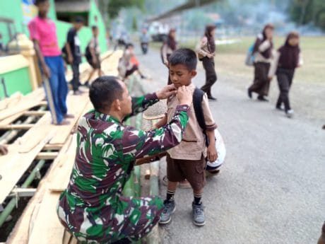 TNI Sangat Peduli dan Dekat dengan Anak-anak
