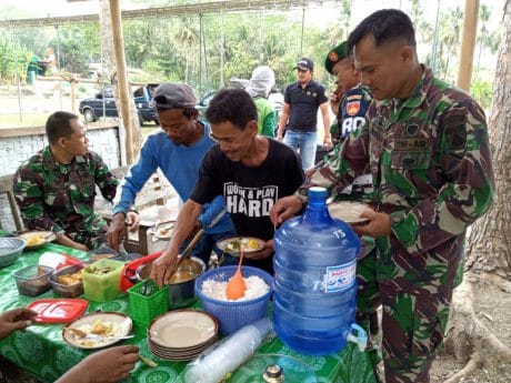 Makan Bersama Masyarakat, Suatu Bentuk Sarana Komunikasi Dalam Kegiatan TMMD 106 Kodim Cilacap