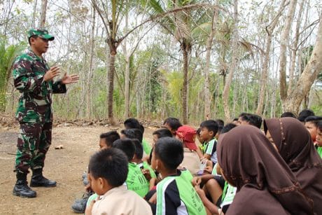 Kedekatan TNI dengan Anak-anak SDN 01 Prapagan, sangat terlihat erat.