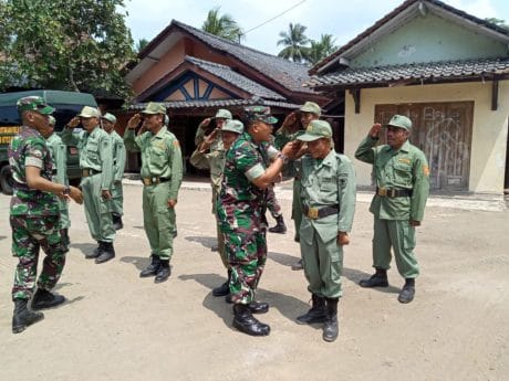 Ajarkan Sikap Hormat, Bentuk Kedekatan TNI dengan Linmas