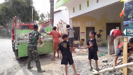 TNI Bersama Warga Bersihkan Sampah Di Dssa Cilibang