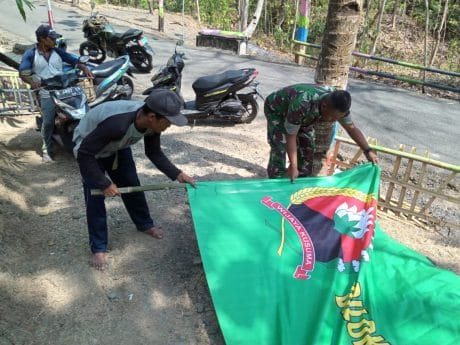 Danramil 02 Jeruklegi Kapten inf Suwanto koordinir pemasangan Sepanduk