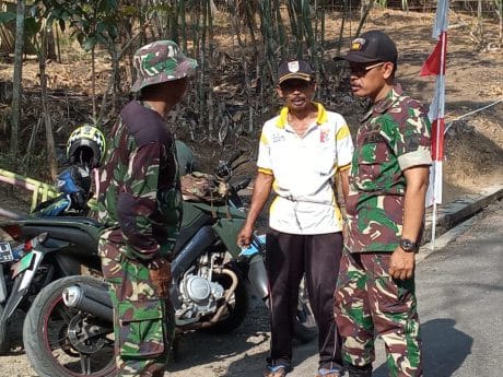 Kapten Inf Taryun, Sertu Jumadi dan Kadus Beber Radin, lakukan Koordinasi intensif.