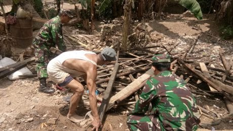 Porsenil TNI Kodim 0703 Cilacap, Rapihkan Puing-Puing Rumah Parmin.