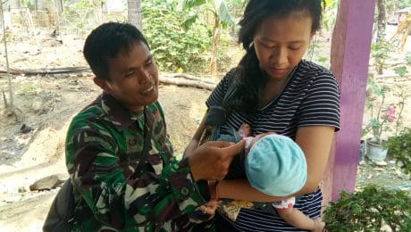 Rasa Rindu Anggota Personil TNI Pada Keluarga Tercurahkan Lewat Seorang Putri Kecil