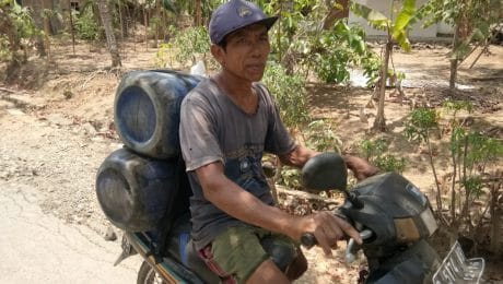 TNI Kagum Melihat Kerja Keras Warga, Mengambil Air Nira Dari Ribuan Pohon Kelapa Sebagai Penghasilan.