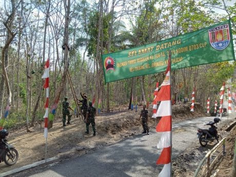Warga Desa Cilibang Bersama Danramil Serta Porsenil TNI, Memasang Sepanduk