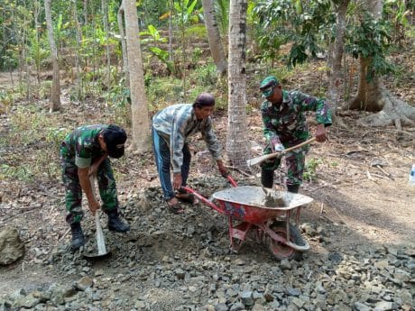 Penuh Semangat, Warga Bantu TNI Pindahkan Material