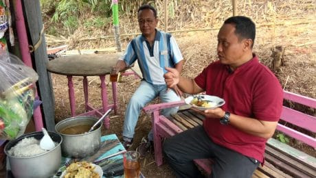 Kades Cilibang Purnomo Edy Koordinasi Dengan kasi Pemberdayaan Masyarakat Kecamatan Jeruklegi