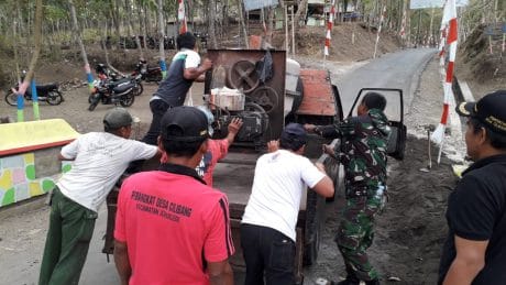 Sertu Jumadi Dan Masyarakt Memindahkan Alat Molen Ke Balai Desa Cilibang