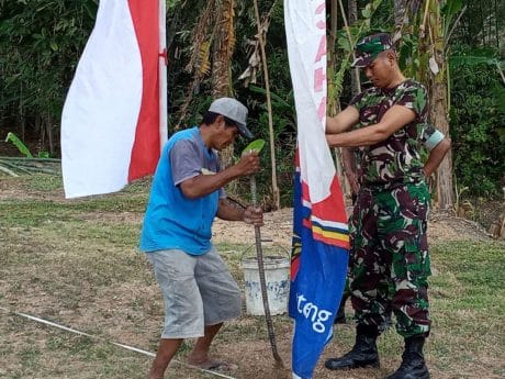 Danramil 07 Kecamatan Maos Kapten Inf Joko Yunanto Pimpin Langsung Pemasangan Sepanduk Di Lapangan Desa Cilibang.