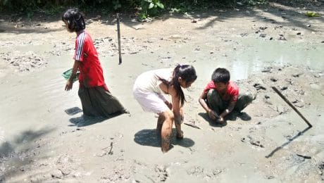 Lucunya Anak-Anak Dusun Kaligintung, Saat Menangkap Ikan Di Kolam Kering