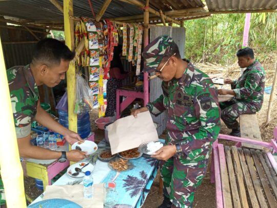 Danramil 18 Cilacap Utara Kapten Inf. Taryun Dan Anggota Menikmati Makan Siang, Usai Pemasangan Umbul-Umbul Sepanjang Desa Cilibang