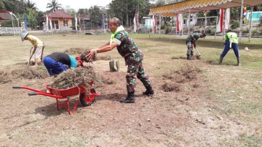 Satu Hari Jelang Pembukaan TMMD 106 Kodim Cilacap, TNI dan Warga Rapihkan Lapangan Upacara