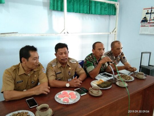 Danramil 02 Jeruklegi Kapten Inf Suwanto menjelaskan teknis secara teknis upacara pembukaan TMMD