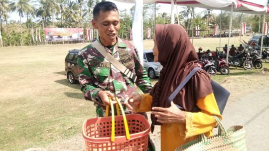 Seorang Nenek Penjual Jajanan Laris Dibeli TNI