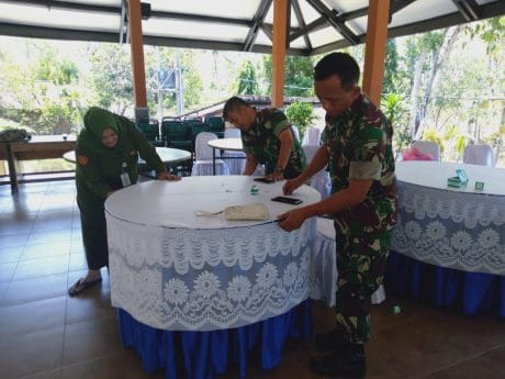 Dibantu Staf Kecamatan Sooko, Anggota Kodim 0802 Siapkan Lokasi Transit dan Posko TMMD ke106