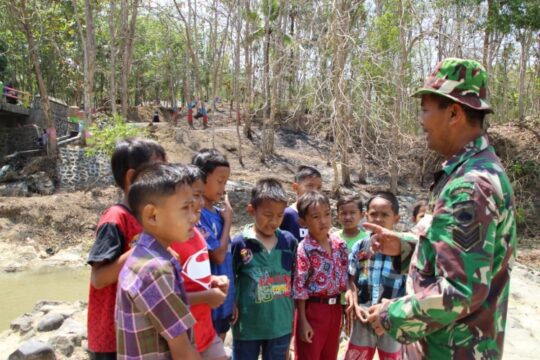 Babinsa Bekali Wasbang Kepada Anak – Anak di Desa Cilibang