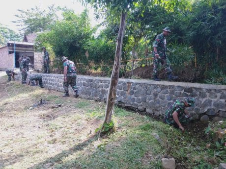Tak Hanya Lapangan Upacara Pembukaan TMMD ke106, Pembersihan Lingkungan oleh Anggota Kodim 0802 Juga Menyasar SDN 1 Sooko