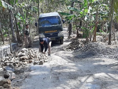 Mobil Pembawa Penerangan Kodim Cilacap Terganggu Jalannya