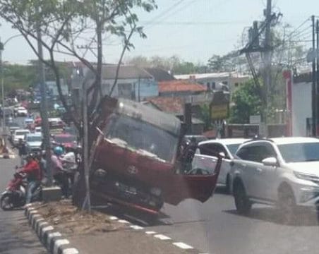 Tujuh Kendaraan Terlibat Kecelakaan Beruntun, Satu Orang Meninggal.