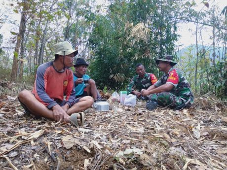 Secangkir Kopi Temani Kebersamaan Babinsa Dengan Warga Lingkungan Sasaran TMMD ke-106 Kodim 0802