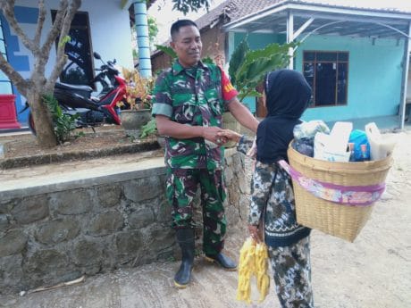 Bertemu Mas Babinsa, Mbah Katijem Hendak Berikan Kerupuk Kesukaannya