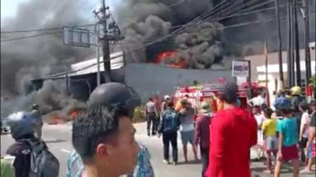 10 Damkar Diturunkan, Padamkan Empat Toko Terbakar