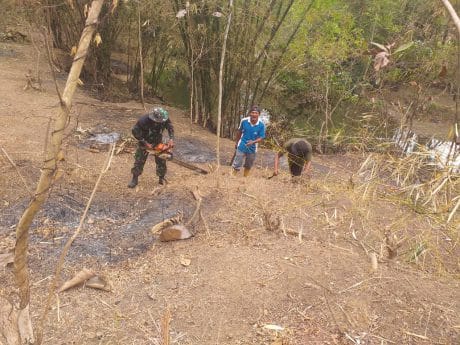 Sertu Jumadi Motori Warga Bersihkan Lokasi Pemancingan