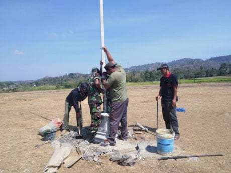 Kades Sooko Pun Turun Tangan Siapkan Lapangan Upacara Pembukaan TMMD ke-106