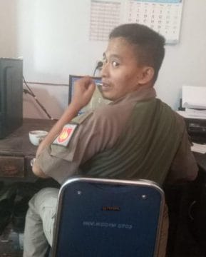 Dengan Ditemani secangkir Kopi, Koptu Junaedi Mulai Memainkan Komputer