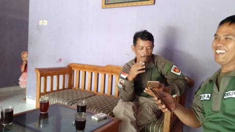 Tim Penerangan Nikmati Segelas Kopi Suguhan Bu RT