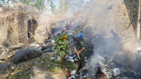 Anggota Kodim 0802 Bantu “Nelayan Air Darat” Bersihkan Sungai di Desa Lokasi TMMD ke-106